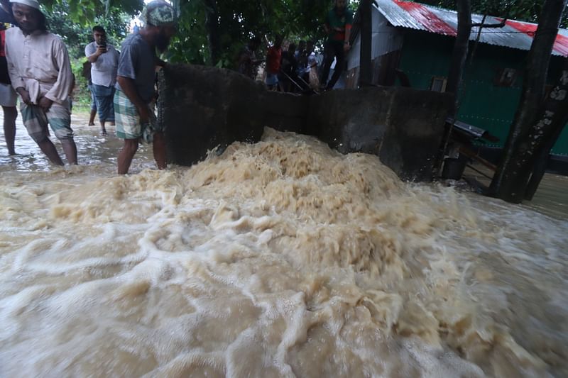 কুমিল্লার বুড়িচং উপজেলার কামাড়খাড়া এলাকায় গোমতী নদীর সেচ সংযোগ লাইন দিয়ে লোকালয়ে পানি ঢুকছে। আতঙ্কিত হয়ে বেড়িবাঁধে আশ্রয় নিয়েছেন স্থানীয় লোকজন। বৃহস্পতিবার সকালে